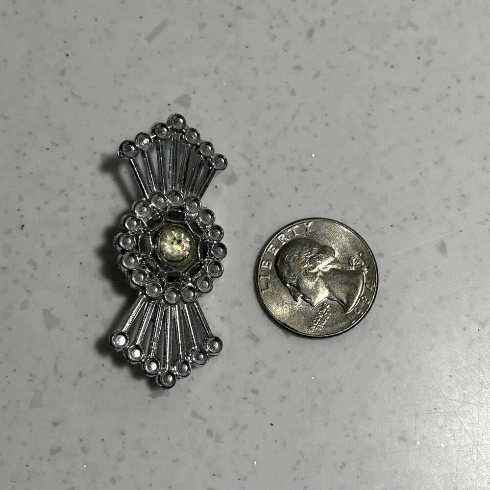 silver-tone Art Deco style brooch